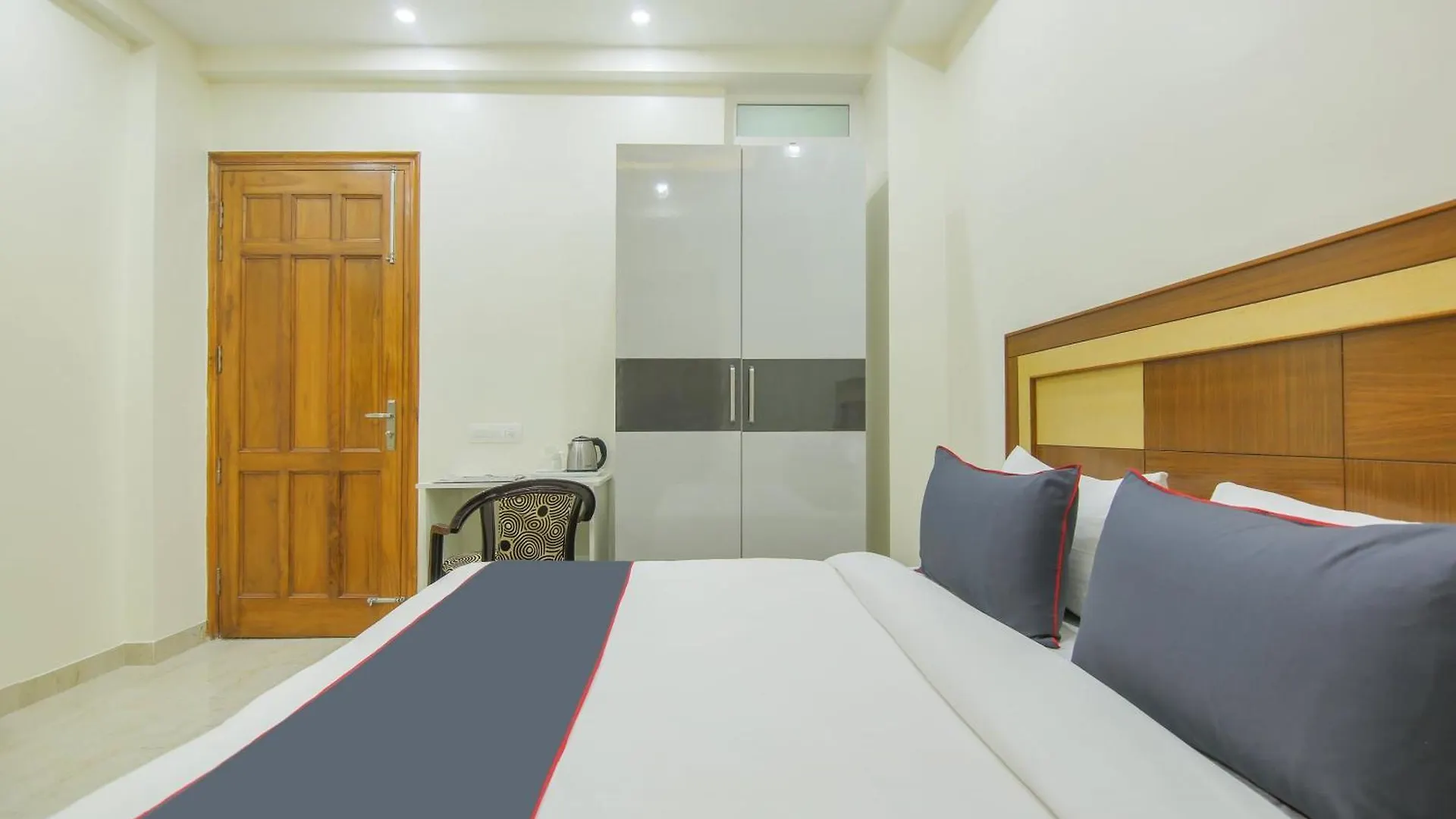 גורגאון Collection O Corporate Suite Near Omaxe Celebration Mall מלון