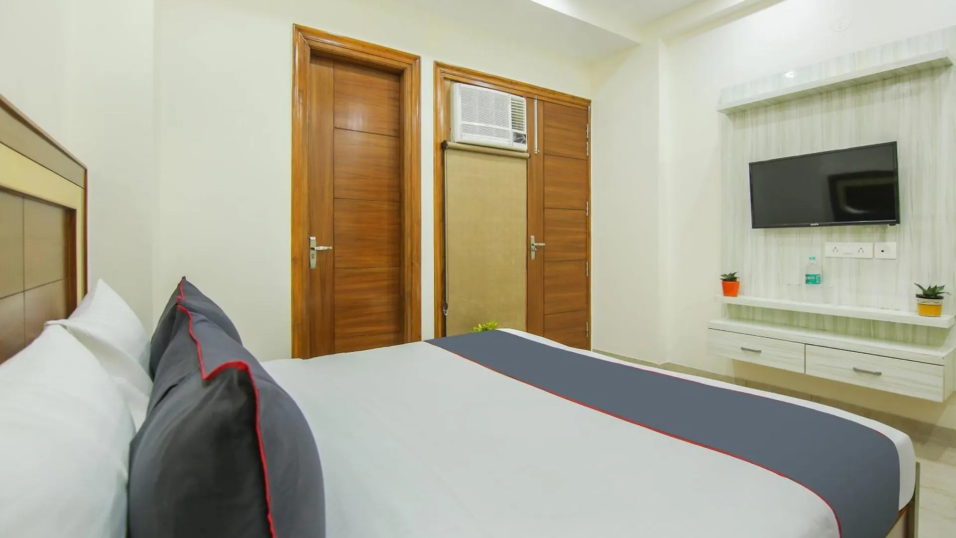 מלון גורגאון Collection O Corporate Suite Near Omaxe Celebration Mall
