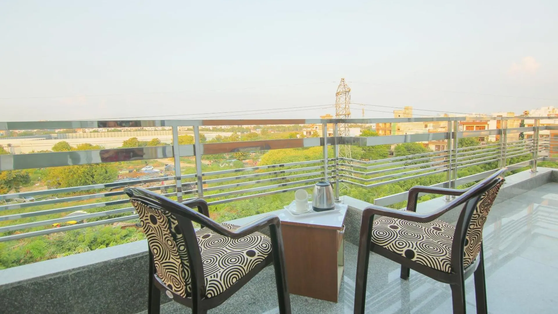 גורגאון Collection O Corporate Suite Near Omaxe Celebration Mall מלון