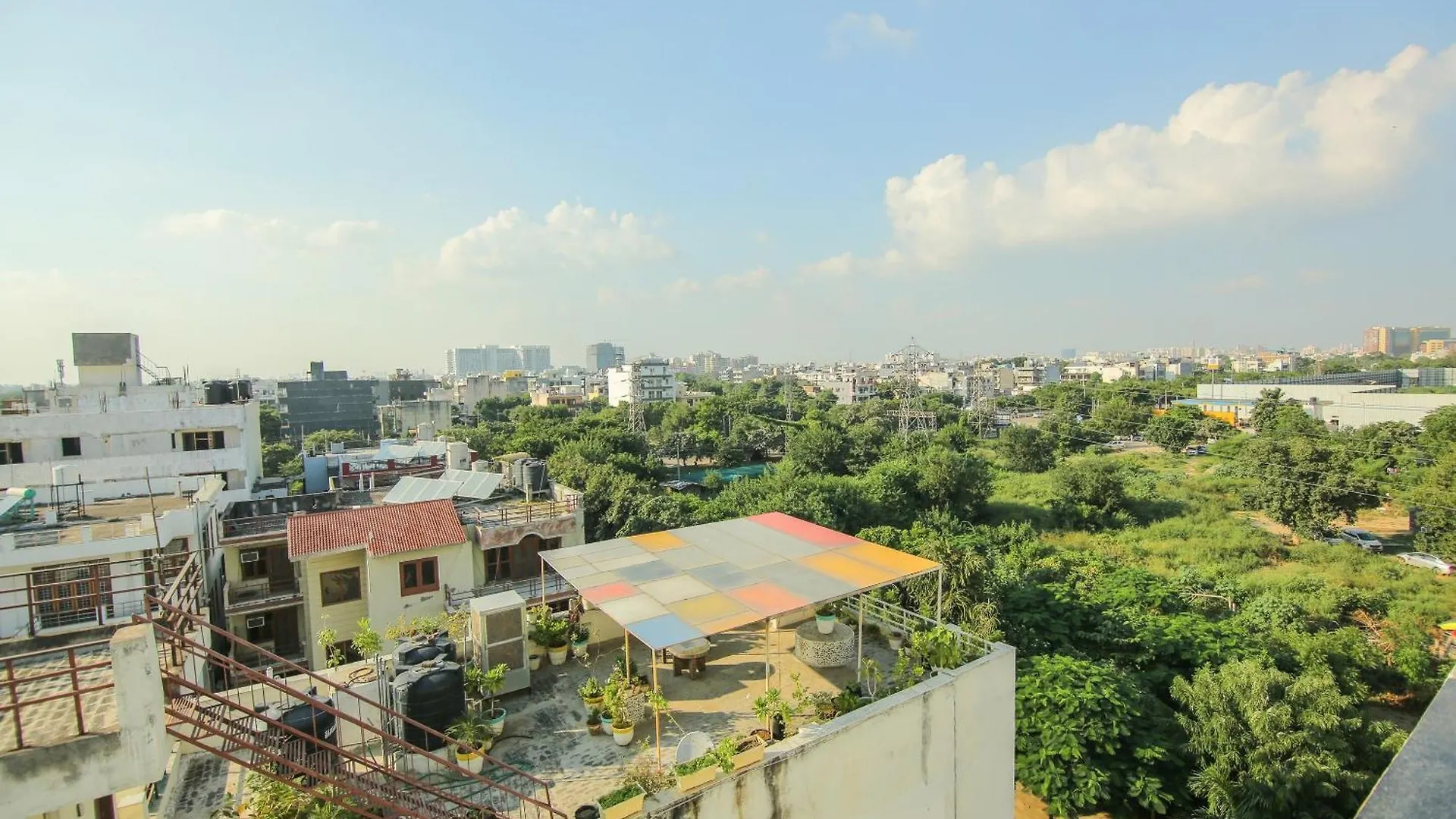 מלון גורגאון Collection O Corporate Suite Near Omaxe Celebration Mall