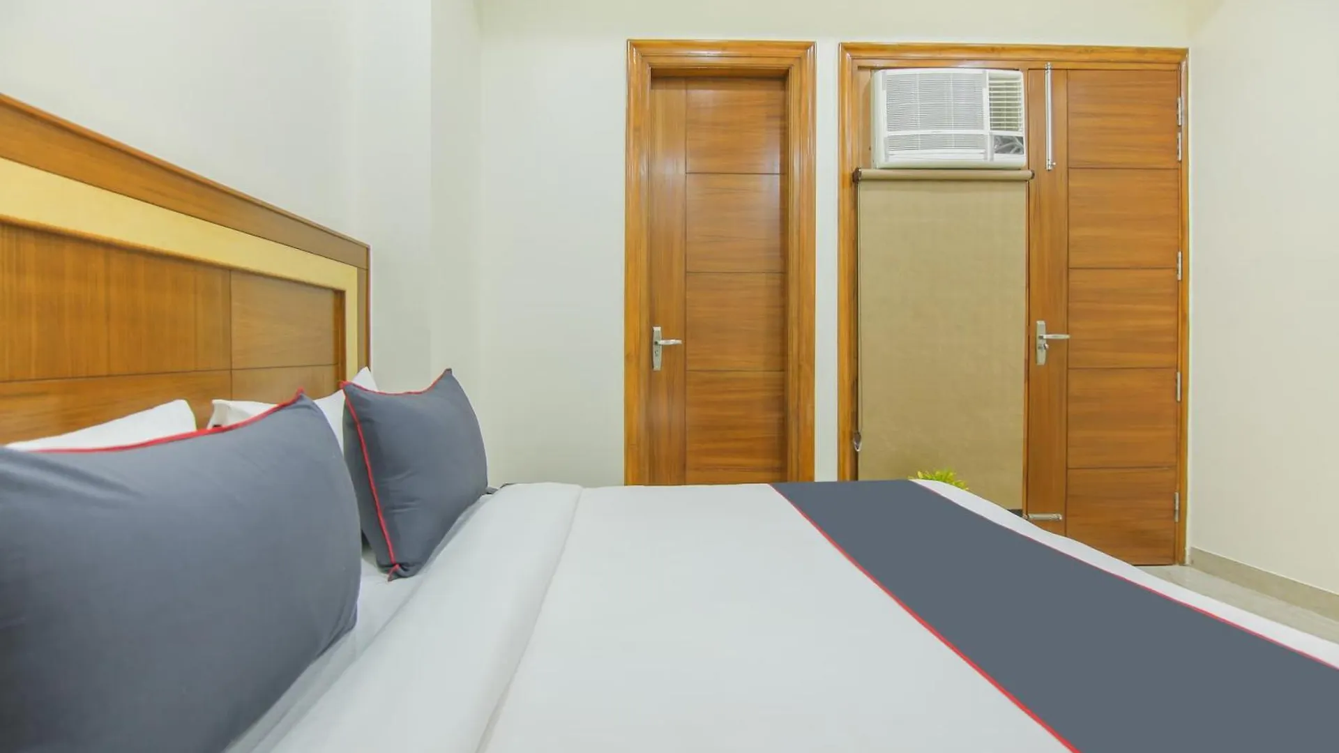 גורגאון Collection O Corporate Suite Near Omaxe Celebration Mall הודו