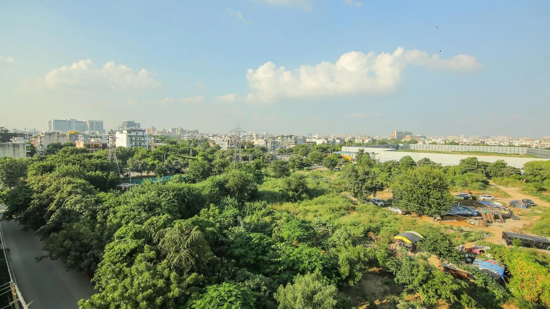 גורגאון Collection O Corporate Suite Near Omaxe Celebration Mall 4*,  הודו