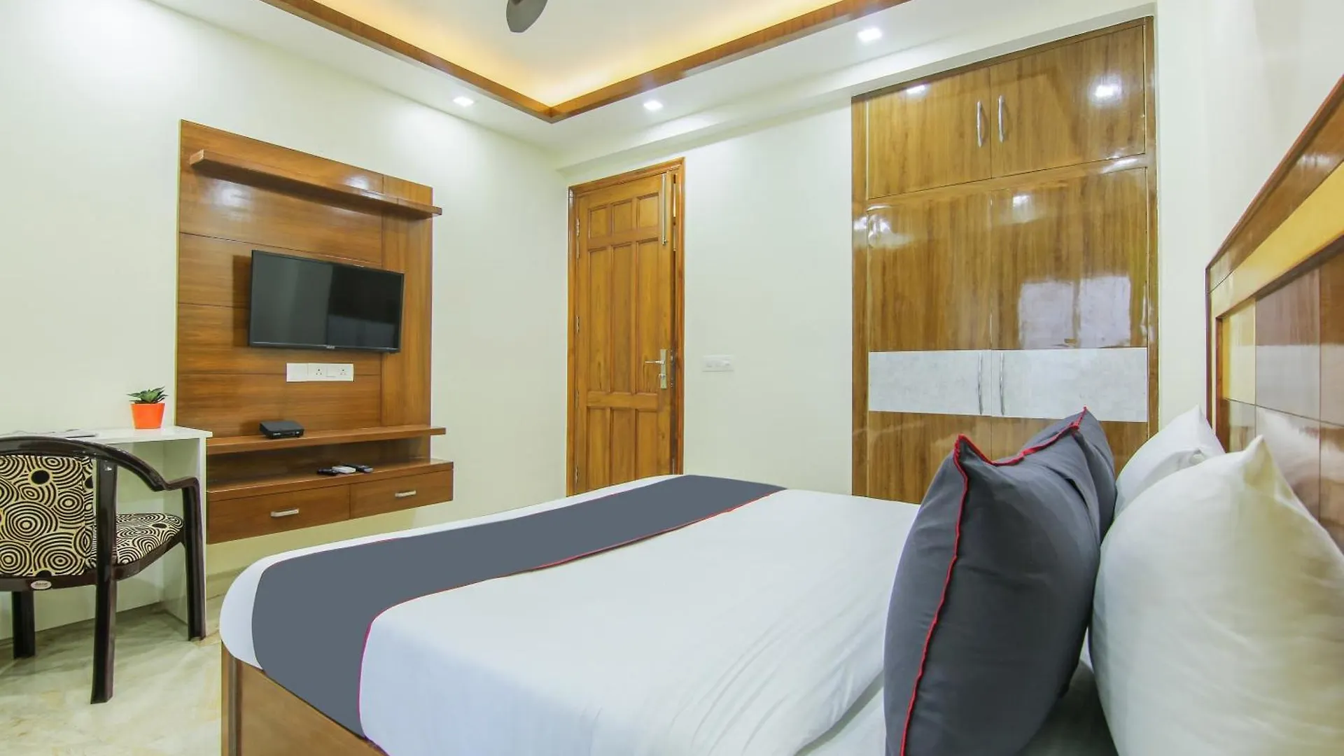 מלון גורגאון Collection O Corporate Suite Near Omaxe Celebration Mall
