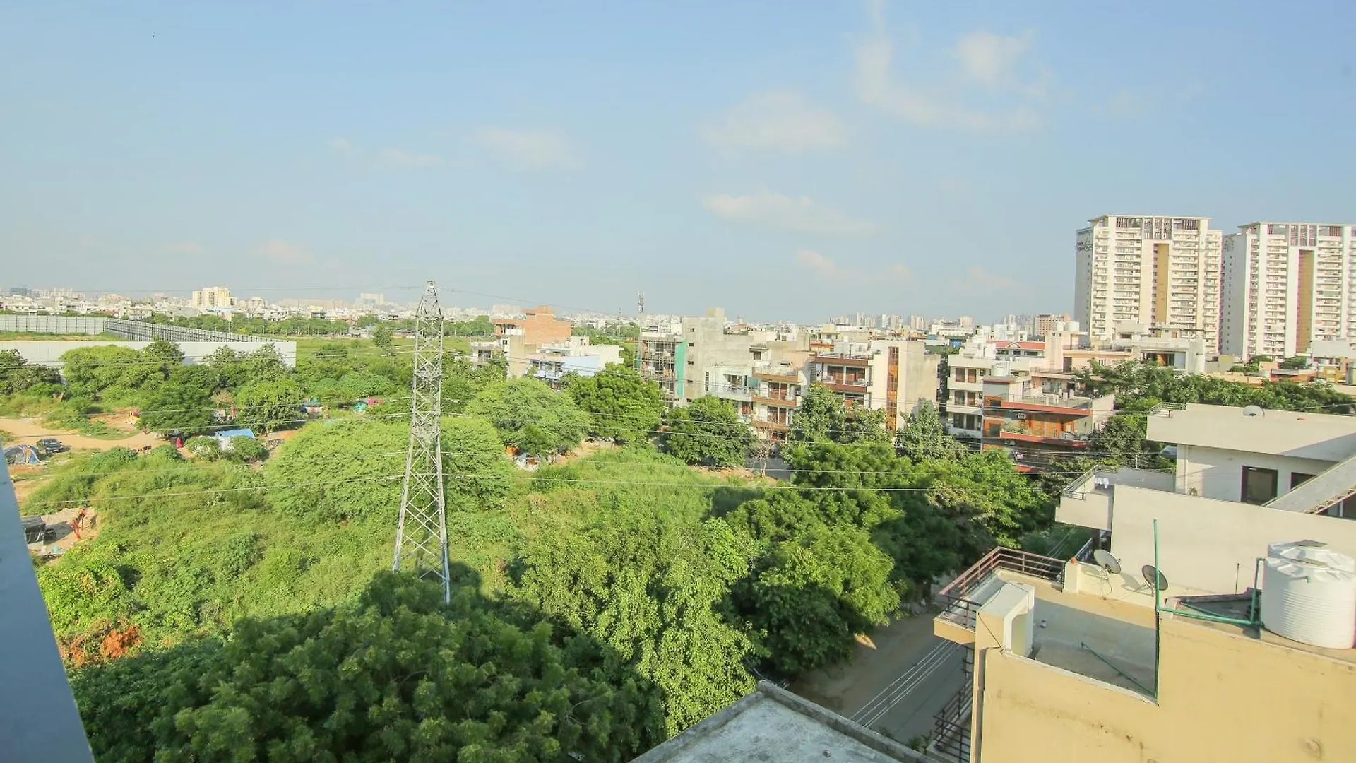 גורגאון Collection O Corporate Suite Near Omaxe Celebration Mall מלון
